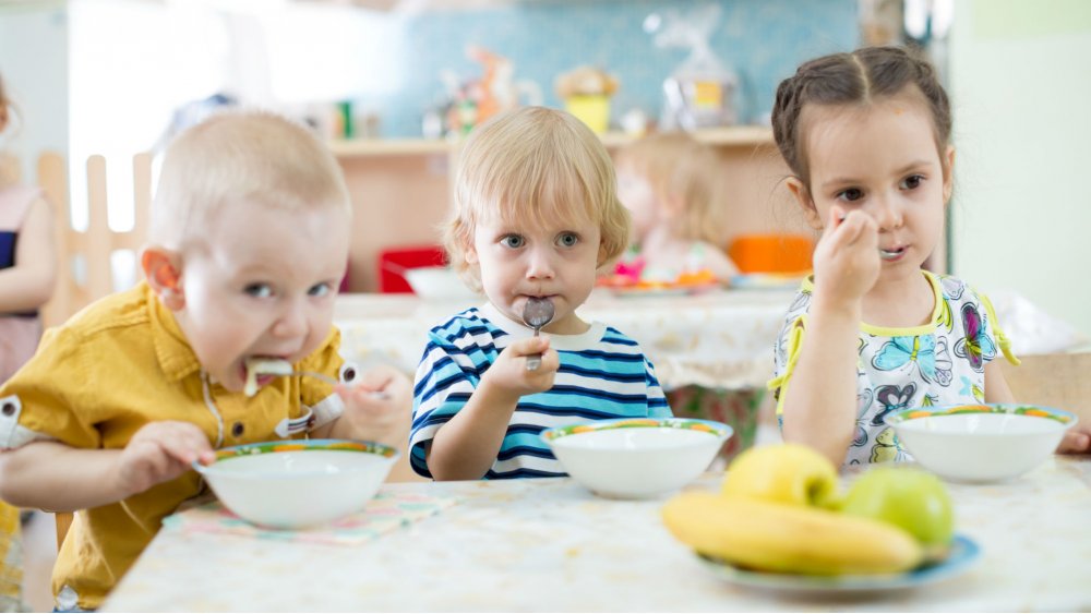 Faire manger les enfants dans de bonnes conditions à la crèche